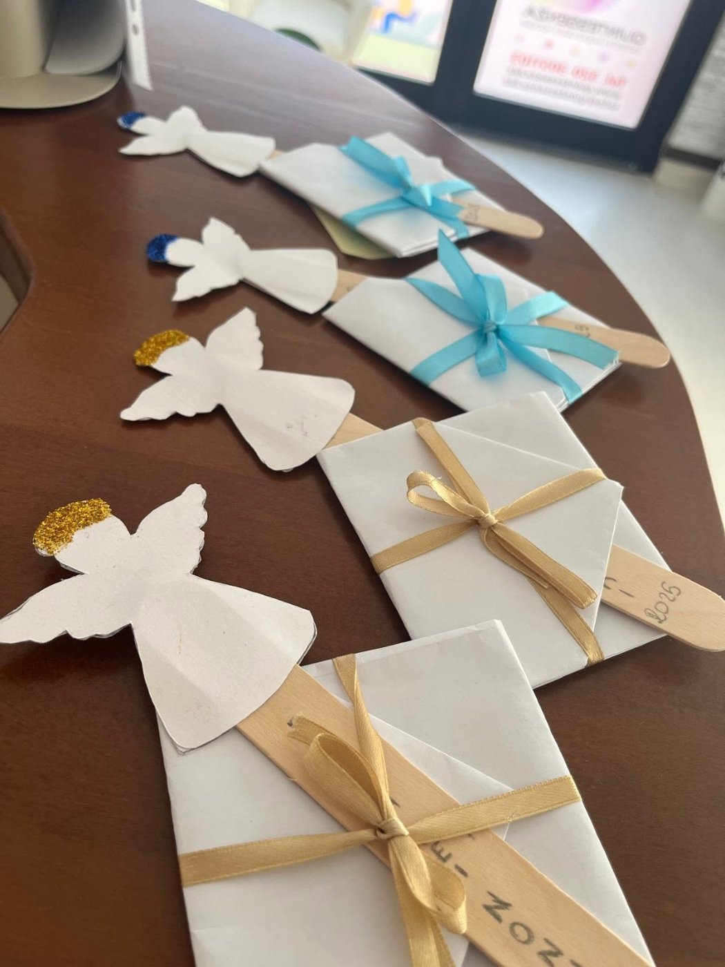 Laboratorio di arteterapia al centro mnemé: angioletti di carta con nastri